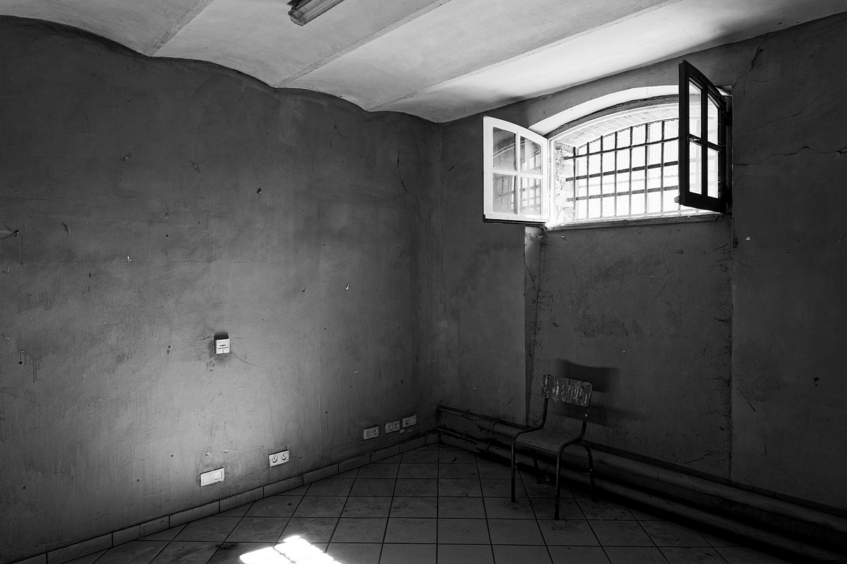 intérieur cellule de prison avec fenêtre ouverte
