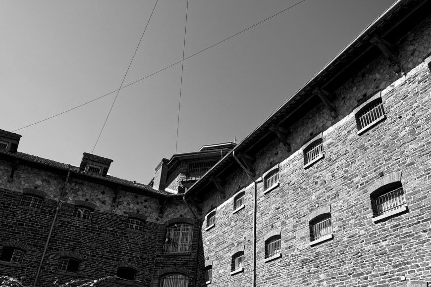vue extérieure mur de la prison Jacques Cartier à rennes